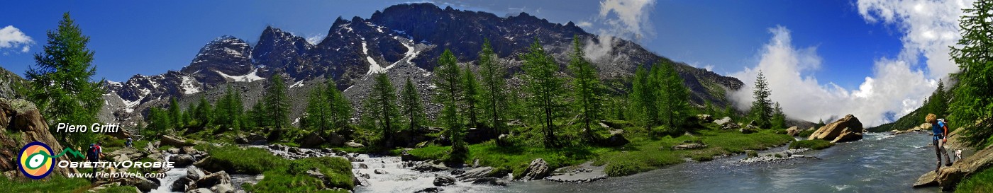 33 Torrente gonfio d'acqua discendente da nevai-ghiacciai.jpg